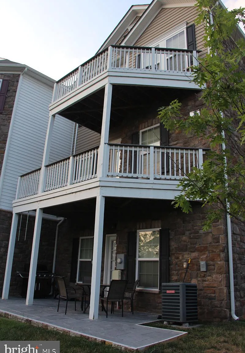3 bed, 3.5 bath, 2884 sqft, $3,750 — Photo 4