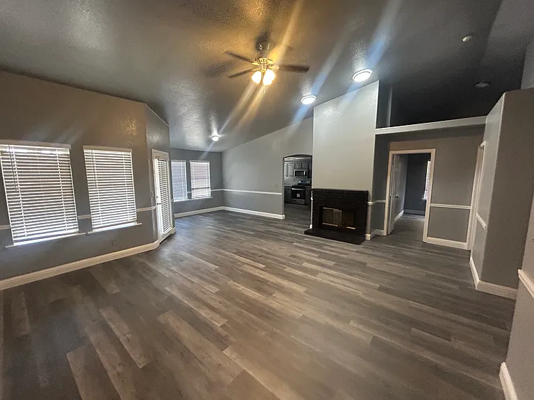 2418 E Portland Ave — Photo 2