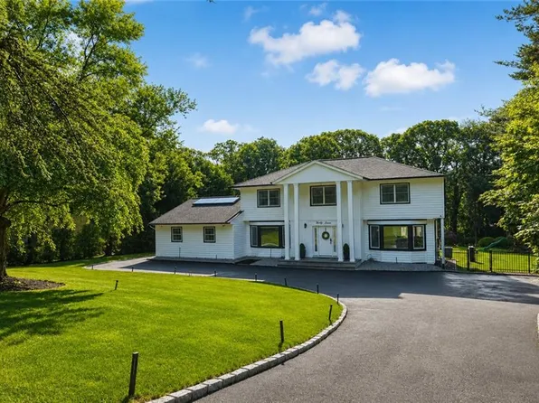 97 Buttonwood Dr, Dix Hills, NY 11746