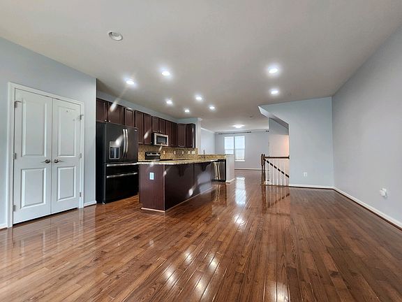4th image of 729 Olive Wood Ln