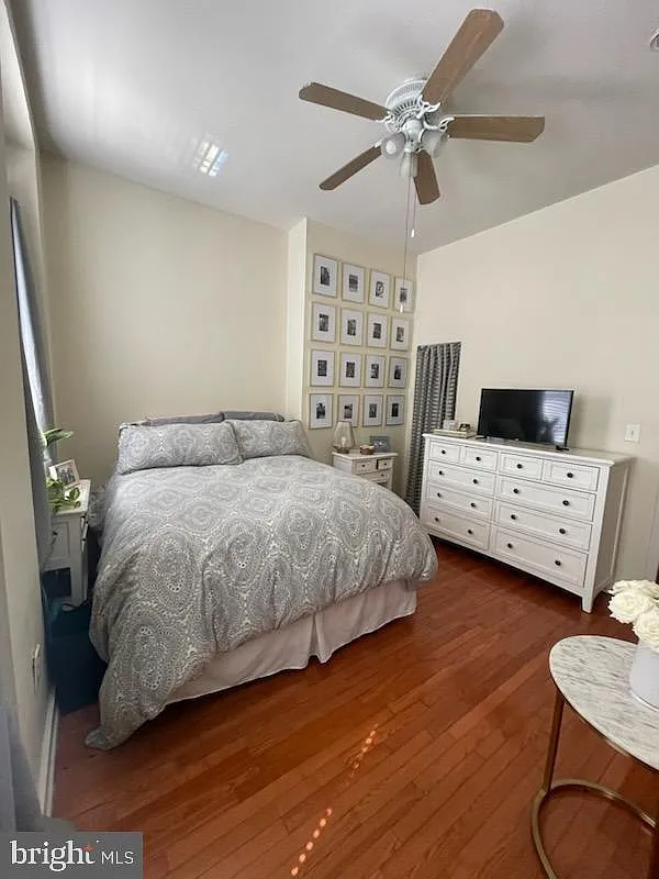 1 bed, 300 sqft, $1,100 — Photo 2