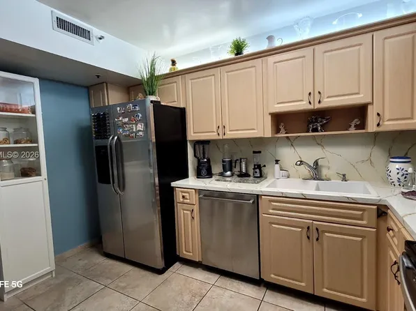 4001 Hillcrest Dr APT 705, Hollywood, FL 33021