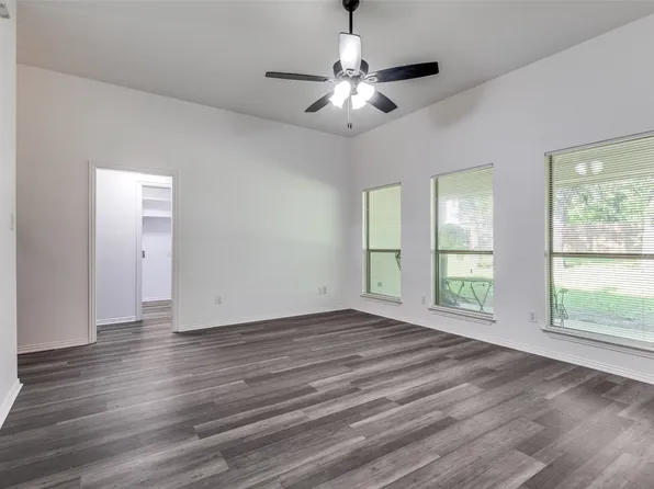741 Oak Park Dr, Azle, TX 76020