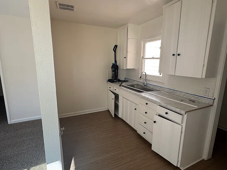 412 N San Jacinto St — Photo 5