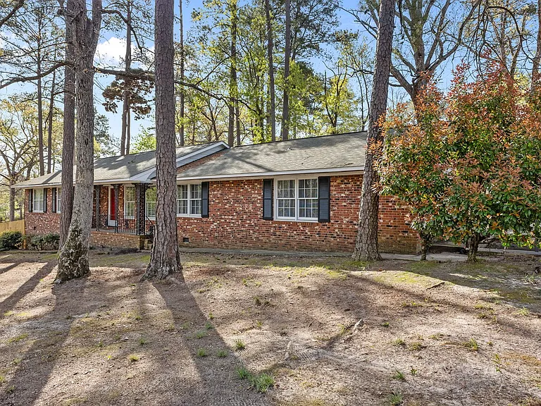 2125 Forest Hills Dr — Photo 2