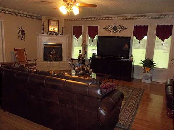 2nd image of 308 Live Oak St