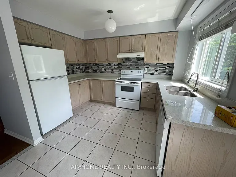 80 Acorn Pl #112 — Photo 4