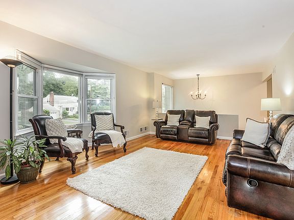 4th image of 204 Hickory Grove Dr E
