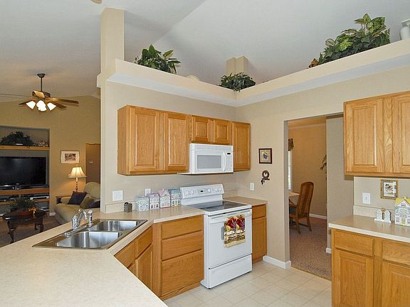 Vaulted kitchen w/plant shelves