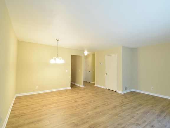 Living room/Dining area
