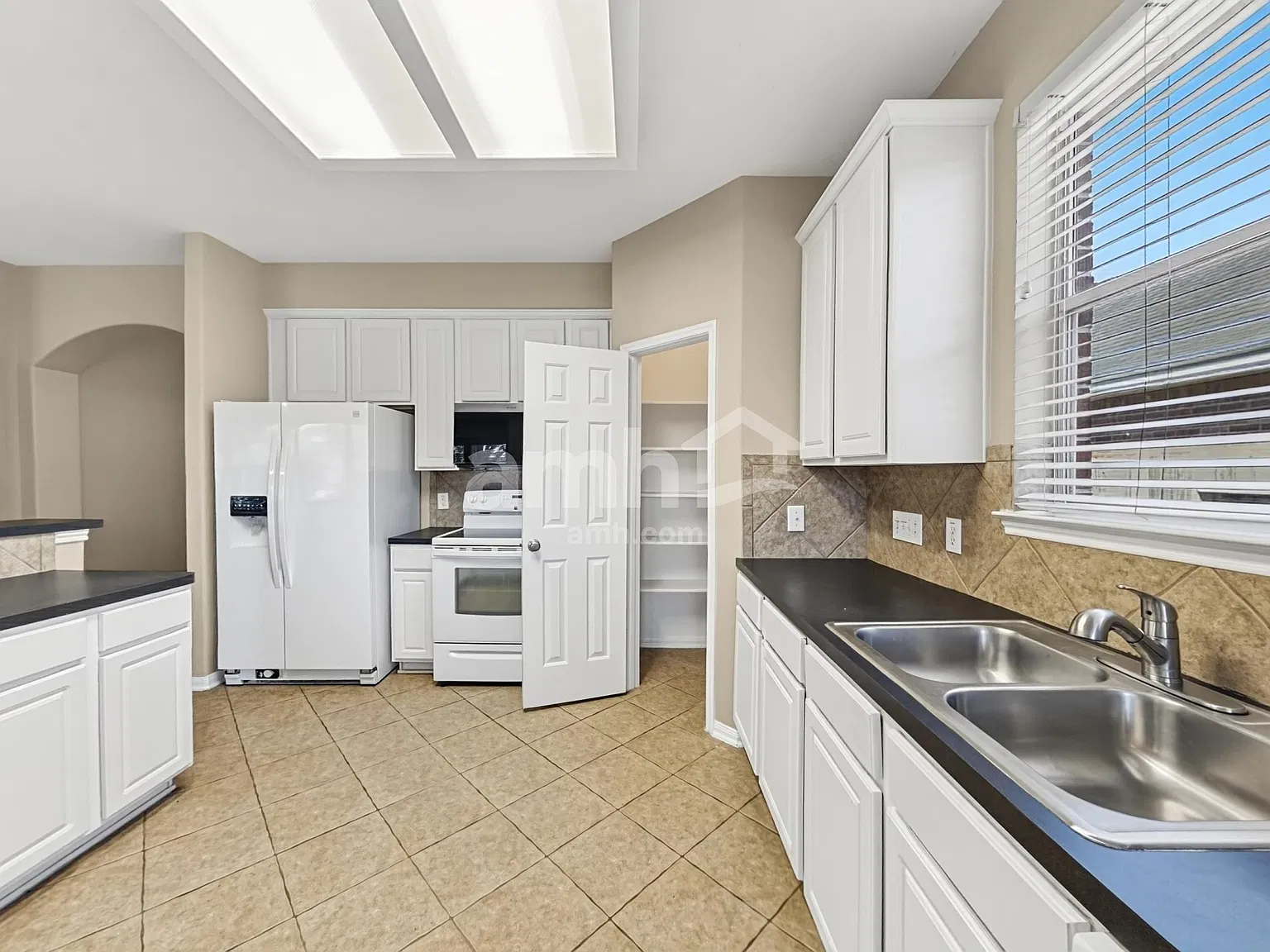3 bed, 2.0 bath, 2318 sqft, $2,230 — Photo 3