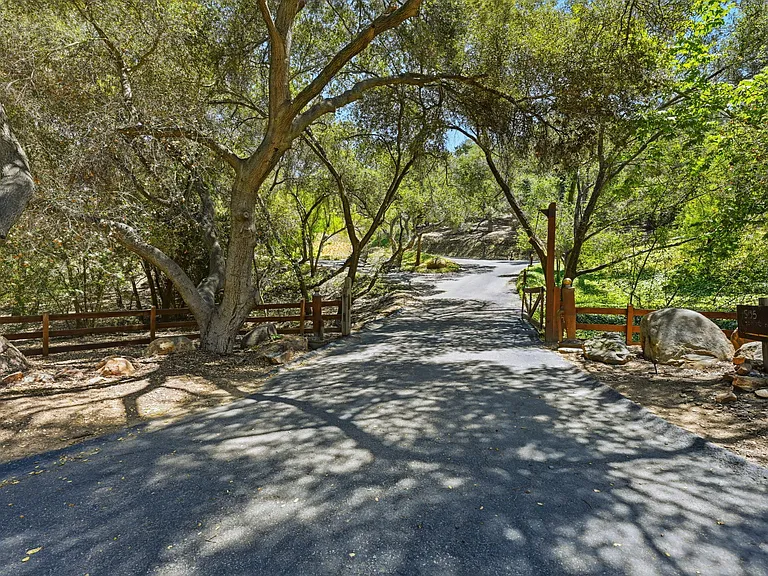 1585 Tecalote Dr — Photo 14