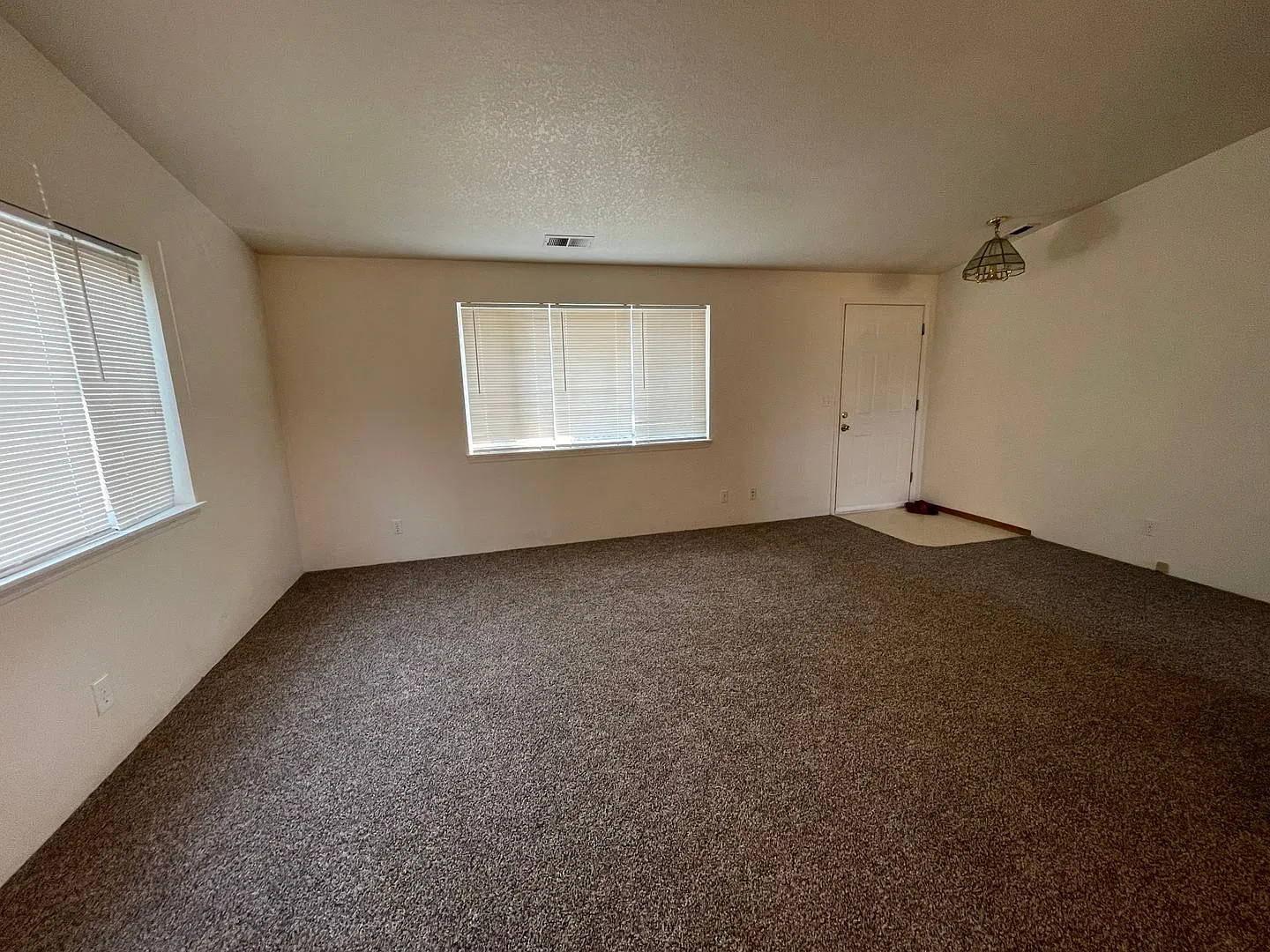3 Bedroom 2 Bath Home with 2 Car Garage — Photo 4