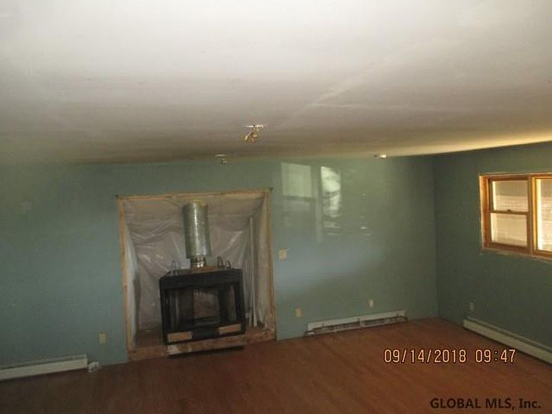 3rd image of 297 CHAMBERLAIN HILL Road