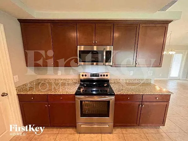 2512 NW 19th Pl — Photo 7