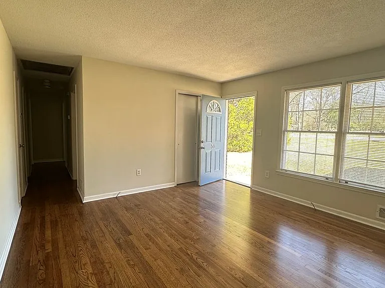 51 Lawanna Dr — Photo 6