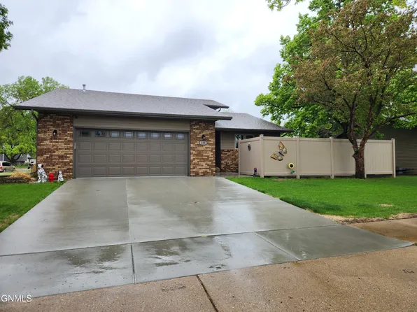 121 Tucson Ave, Bismarck, ND 58504