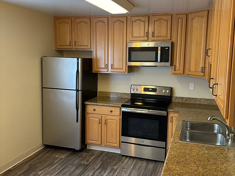 570 University Ave #21 — Photo 5