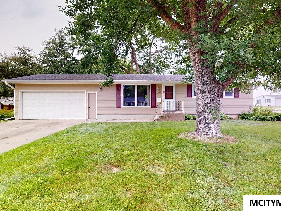 1st image of 1076 Park Ln