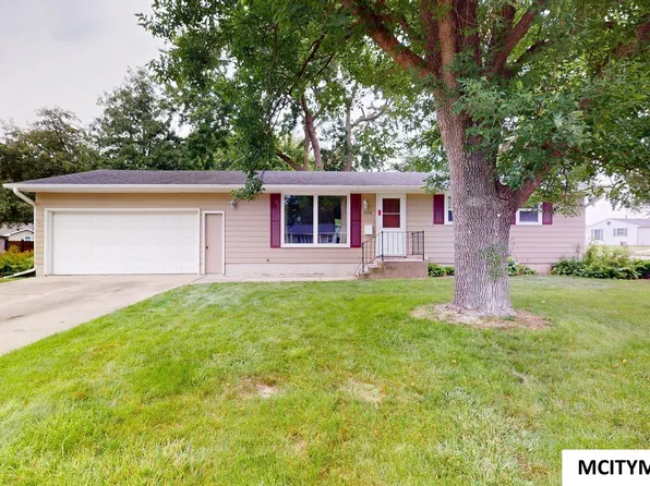 1076 Park Ln, Mason City, IA 50401