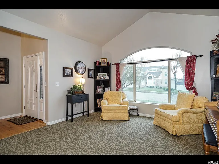 804 Creek Ln — Photo 6