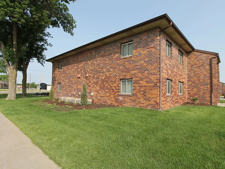 The Warwick of Norfolk. Now leasing updated 1, 2 bedroom apartments and 3 bedroom townhomes! — Photo 16
