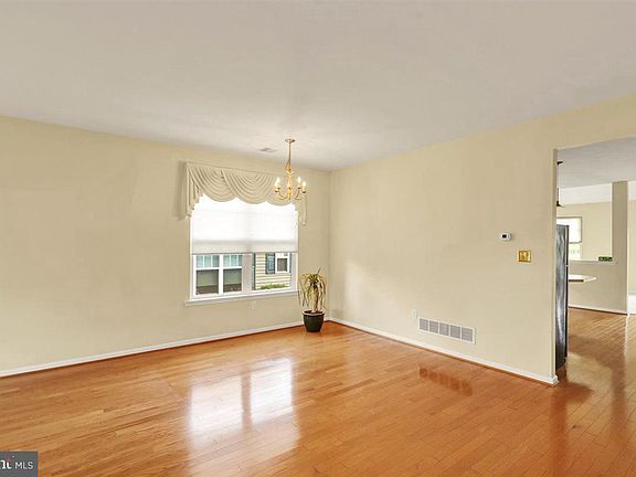 4th image of 33 New Hope Blvd