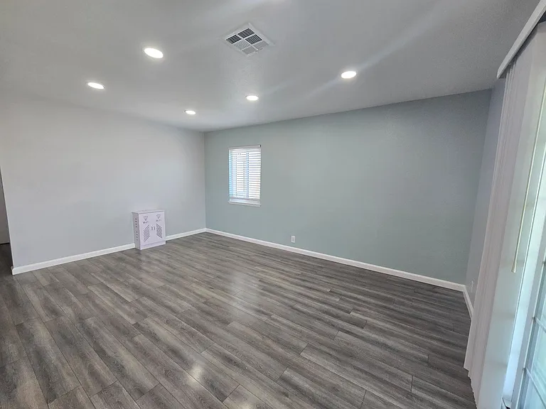 1621 W Newgrove St — Photo 12