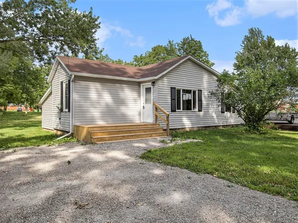 1045 Canaris St, Constantine, MI 49042