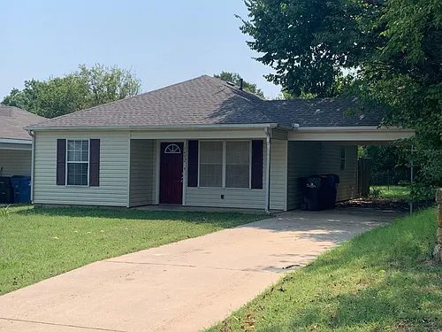 1602 W Elm St Photo 1