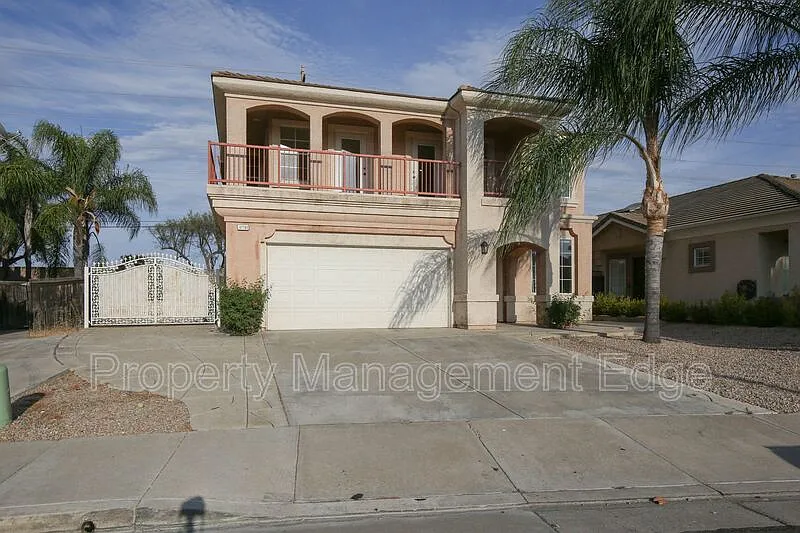 5 bed, 4.0 bath, 3066 sqft, $3,495 — Photo 2