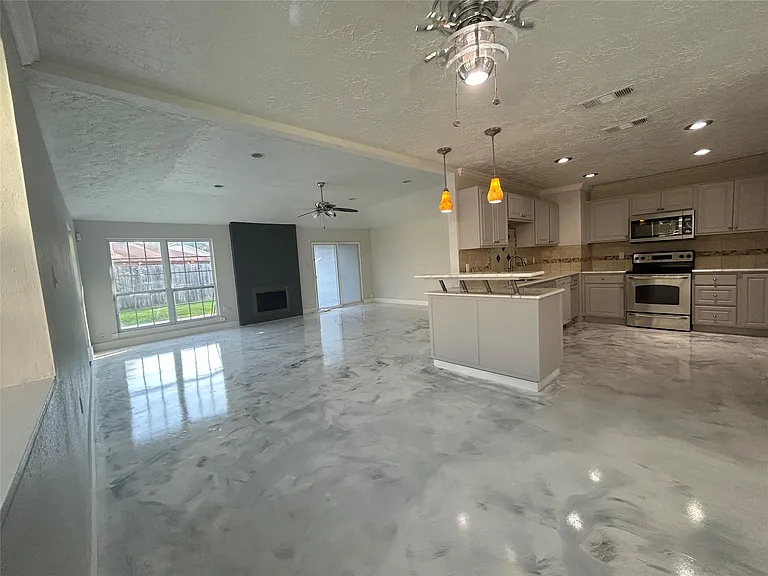15719 Red Springs Dr — Photo 4