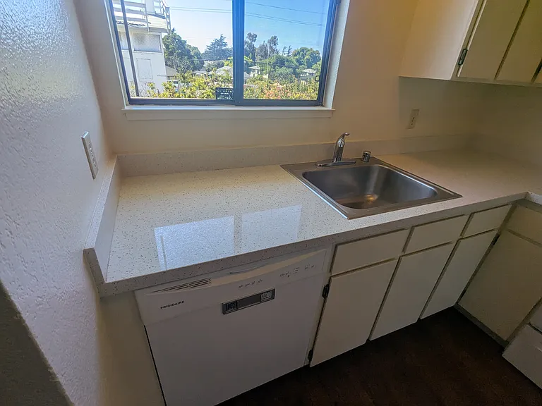 415 Dela Vina Ave #F — Photo 8