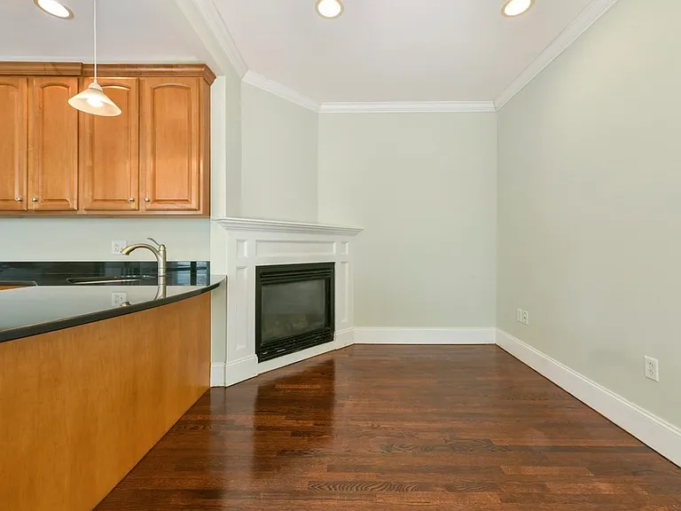 627 E 6th St #3 — Photo 7