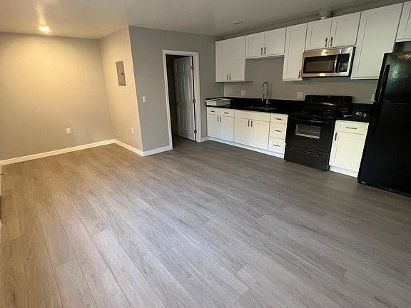 3rd image of 4625 Sylmar Ave APT 110