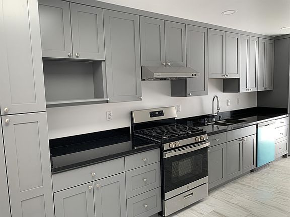 4th image of 572 Sawyer St