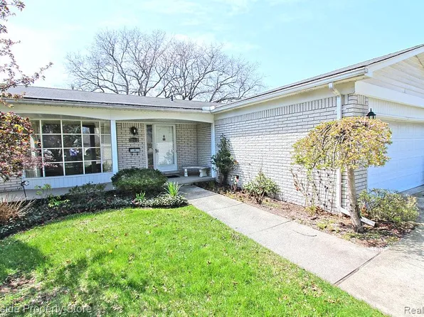 22512 Corteville St, Saint Clair Shores, MI 48081