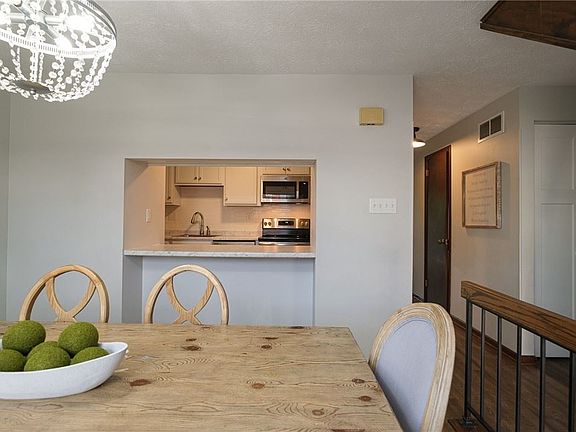 4th image of 1311 Harewood Sq