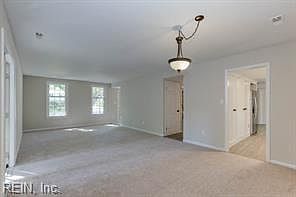 4th image of 7 White Oak Trl