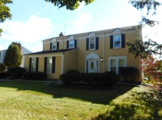 5895 Kingsfield Dr, West Bloomfield, MI
