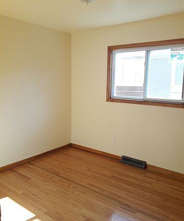 3rd image of 1337 Burnham Ave