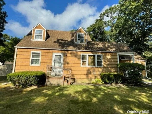 16 Frances Boulevard, Holtsville, NY 11742