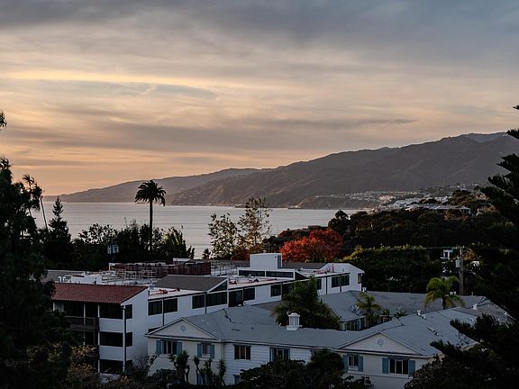 2nd image of 220 San Vicente Blvd #64bf780dc