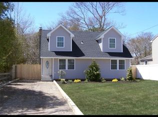 401 Rowlinson Dr, Shirley, NY 11967