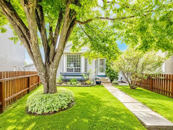 16 E Martinridge Way NE, Calgary, AB T3J 3C8