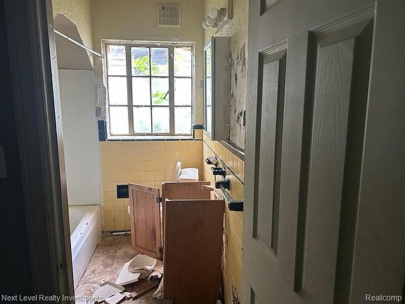 3rd image of 8854 Pinehurst St