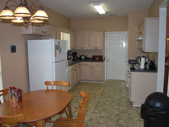 Kitchen wi Eat-in area