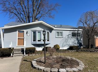 28854 Balmoral St, Garden City, MI 48135