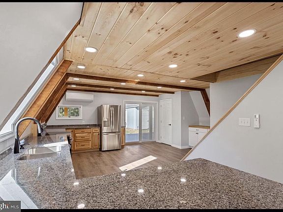 3rd image of 231 Lake Meade Dr