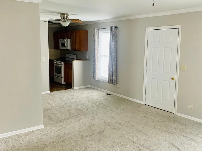 221 Winfield Ct — Photo 6